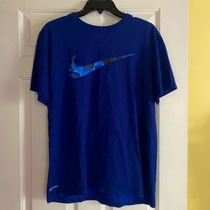 Woman’s athletic short sleeve. Blue Nike.